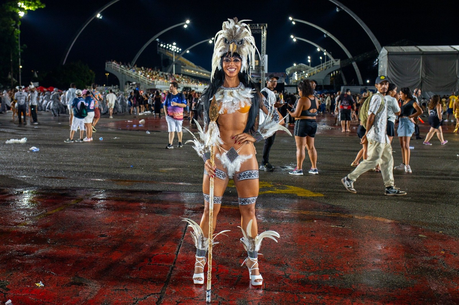 Musa da Gaviões da Fiel, Juliana Leones arrasa em ensaio fotográfico e detalha preparação para o Carnaval 2026