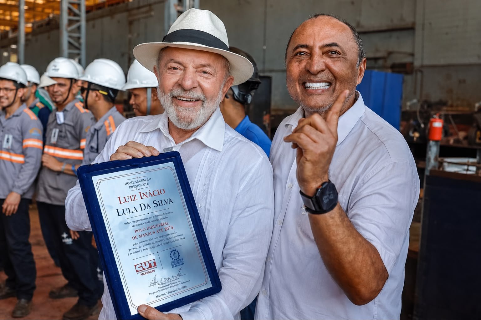 Valdemir Santana, presidente da CUT-AM e dos Metalúrgicos do Amazonas, entrega placa e homenageia Lula por ações em defesa dos empregos e da Zona Franca de Manaus