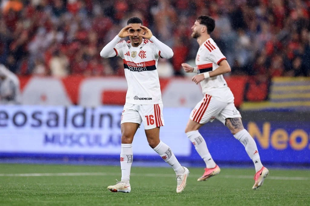 Flamengo goleia o Vasco por 4 a 1, abre vantagem sobre o Palmeiras e dá passo importante rumo ao título brasileiro