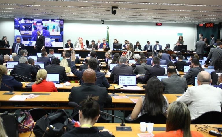 Comissão aprova fim da escala 6x1 e redução da jornada para 40 horas semanais
