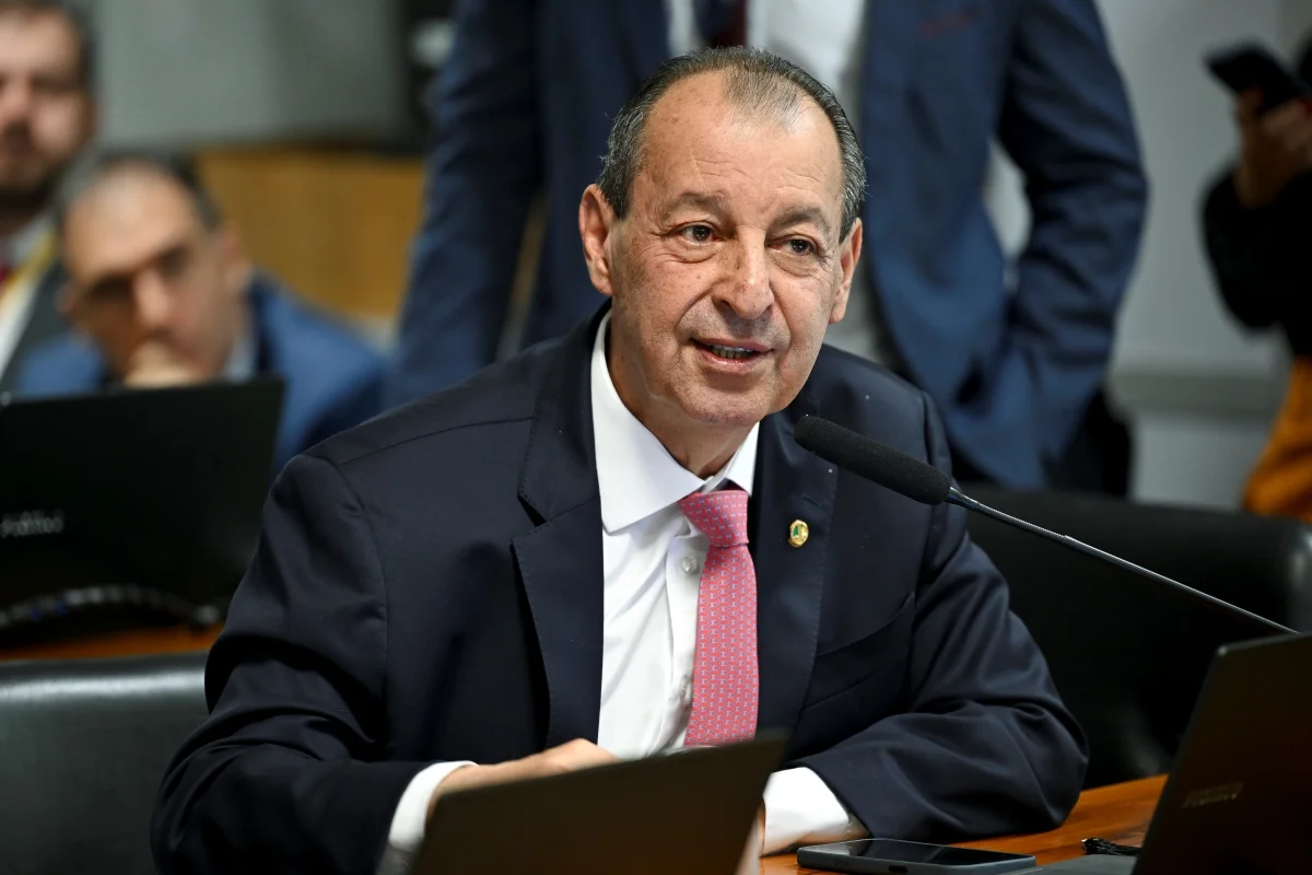 Relatório de Omar Aziz é aprovado e CCJ do Senado avança com fim da escala 6x1