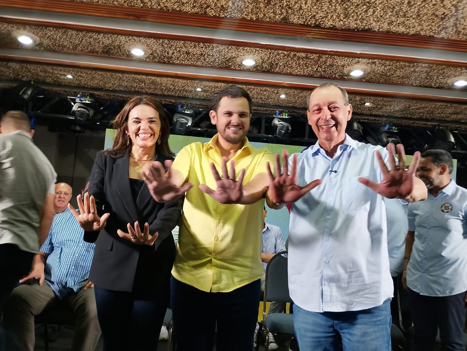 Renato Júnior anuncia apoio a Omar Aziz no segundo turno no Amazonas