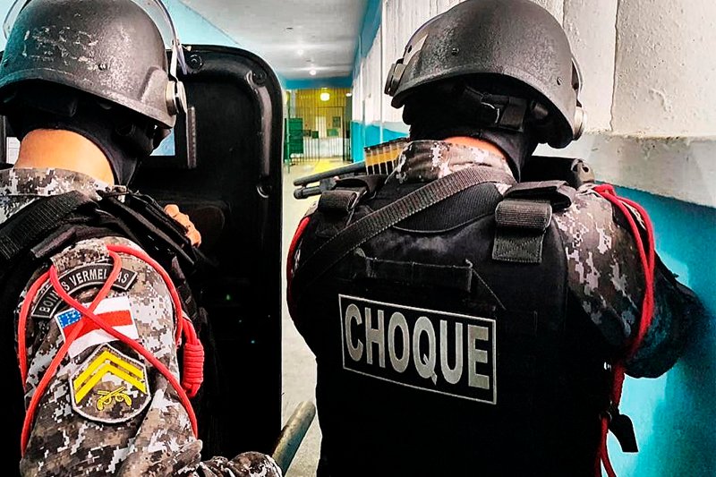 Choque invade presídio e liberta policiais mantidos reféns durante rebelião em Manaus