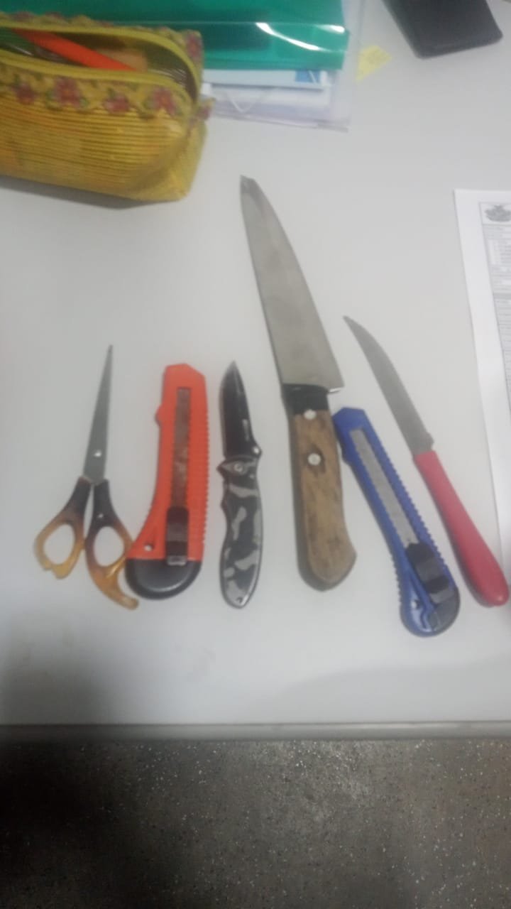 Alunos da escola da Policia Militar em Manaus são pegos com facas, estiletes e tesoura; veja o vídeo