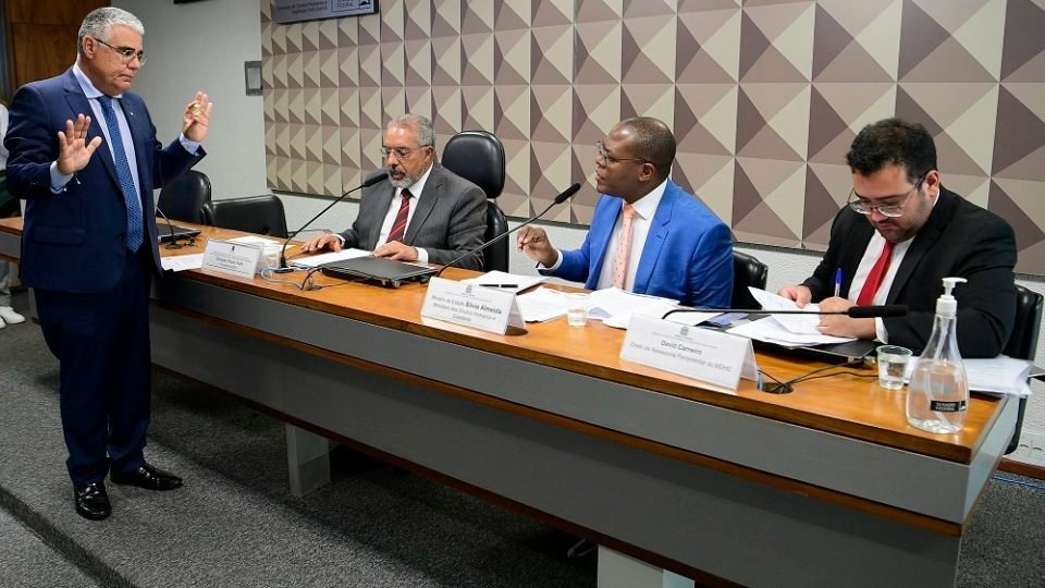 Após ser cobrado por falas de Lula, Silvio Almeida se recusa a receber feto de senador