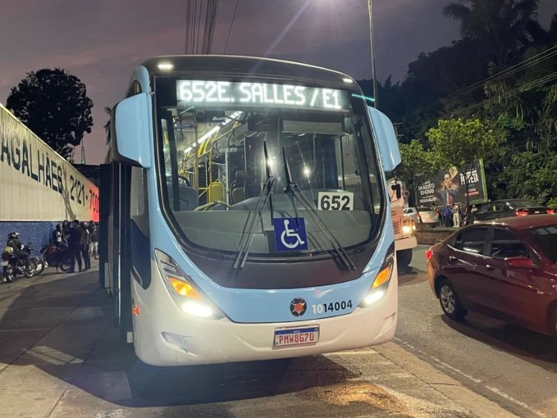 Assaltante morde vítima durante assalto a ônibus em Manaus