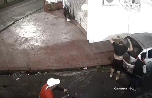 Bandidos assaltam casal que saia para trabalhar em Manaus; veja o vídeo