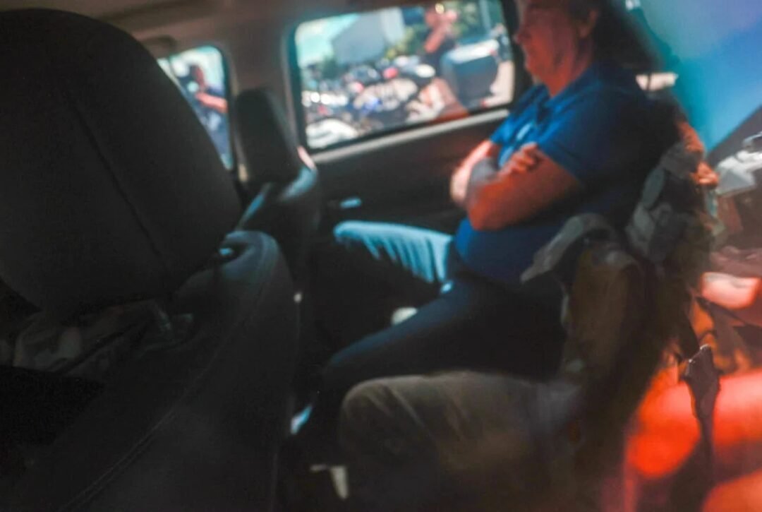 Bolsonaro deixa prisão sob forte escolta e é internado em hospital