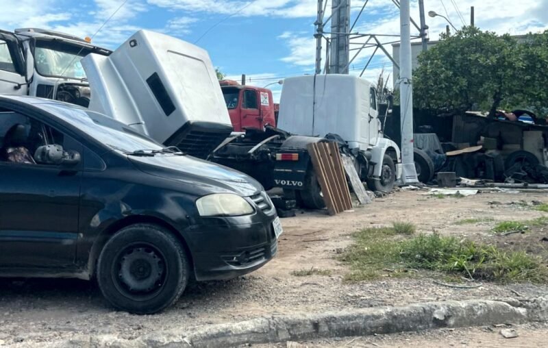 Carreteiros montam ‘favelão lanternagem e pintura’ em meio a rotatória do Distrito Industrial