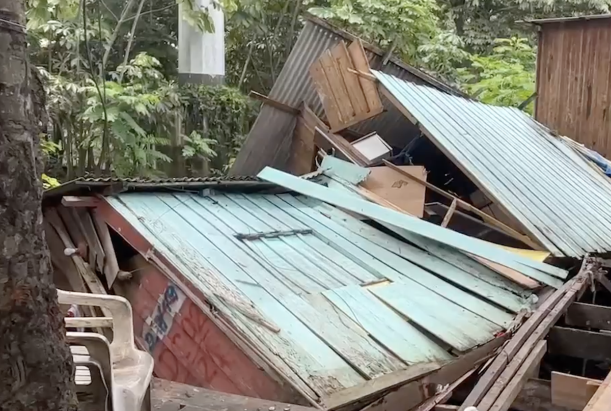 Casa acaba de desabar no São Jorge, em Manaus; veja vídeo