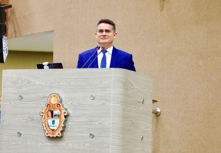 David Almeida é acusado de impor regras cruéis de aposentadoria a servidores de Manaus