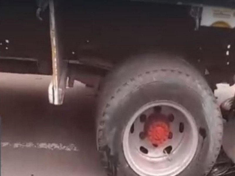 Dupla em moto colide contra caminhão em Manaus