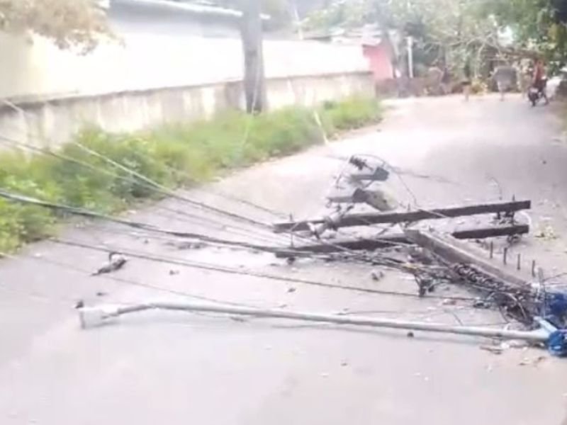 Família fica presa dentro de casa devido a queda de poste de energia em Manaus