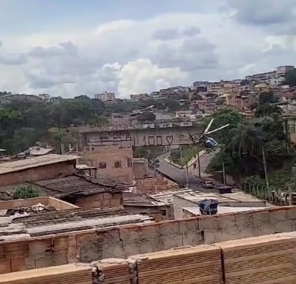 Helicóptero que transportava vítima de acidente com duas carretas em BH faz pouso forçado após decolar; VÍDEO