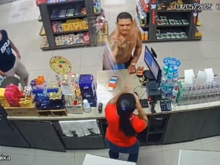 Homem agride funcionária em posto de gasolina em Manaus e leva surra de cliente; vídeo viraliza