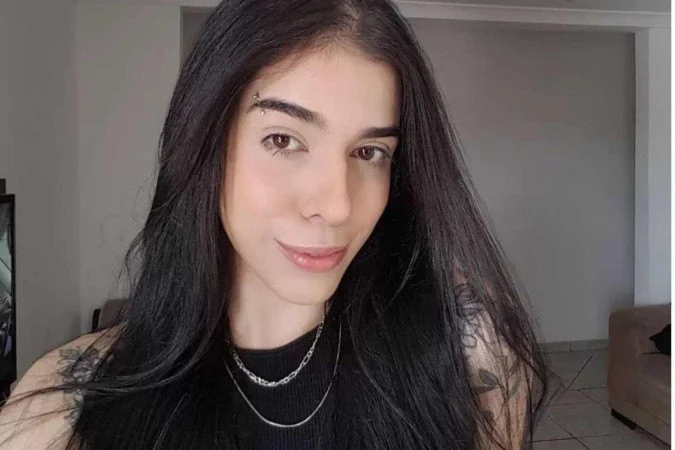 Jovem internada por cheirar pimenta chora ao ouvir as filhas
