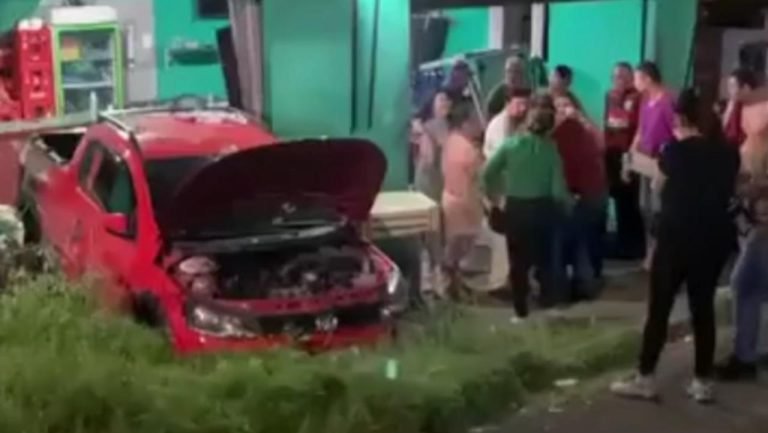 Jovem morre e 2 ficam feridos após carro desgovernado invadir bar em Manaus; VÍDEO