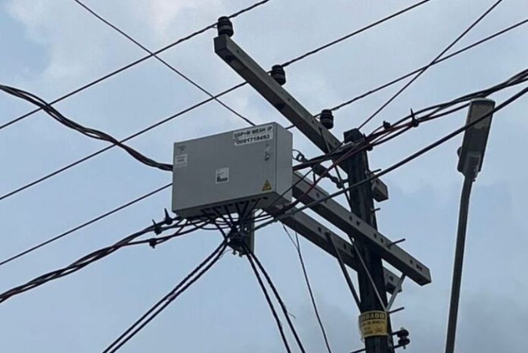 Justiça Federal anula lei que proibia medidores aéreos de energia em Manaus