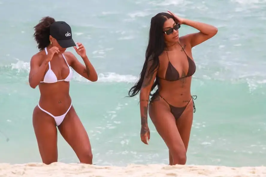 Ludmilla e Brunna Gonçalves curtem praia no Rio de Janeiro