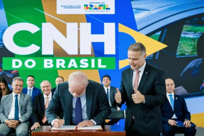 Lula anuncia mudanças na CNH para reduzir custos em até 80%