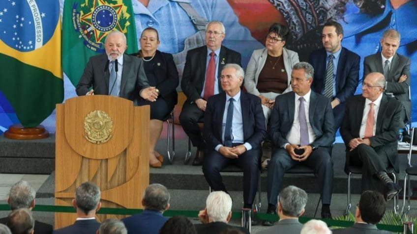 Lula sugere reduzir jornada de trabalho e isentar imposto sobre bônus salarial