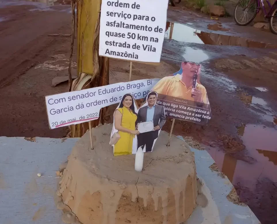 Moradores da Vila Amazônia em Parintins, utilizam bolo de lama como protesto por melhorias na infraestrutura da comunidade