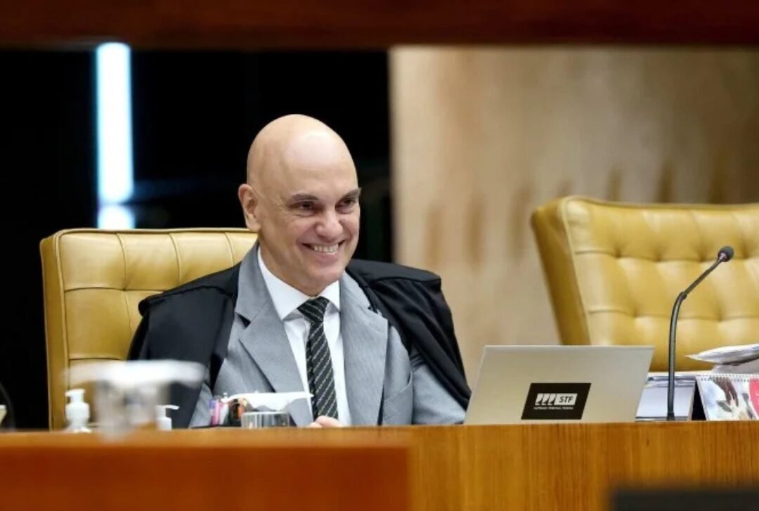 Moraes vota por manter decisão que retira mandato de Carla Zambelli