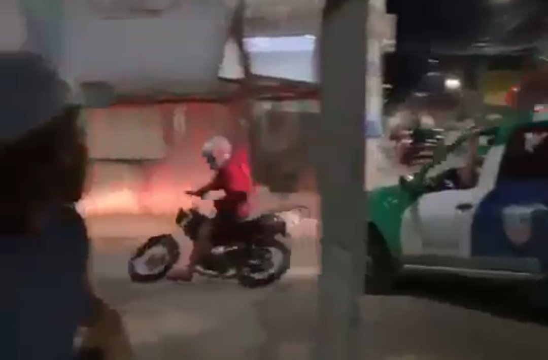 Motoqueiro beija o asfalto em perseguição policial em Manaus; veja vídeo