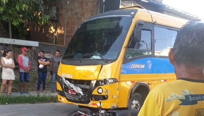 Motorista de micro-ônibus atr0pela e mat4 motoqueiro no Nova Cidade