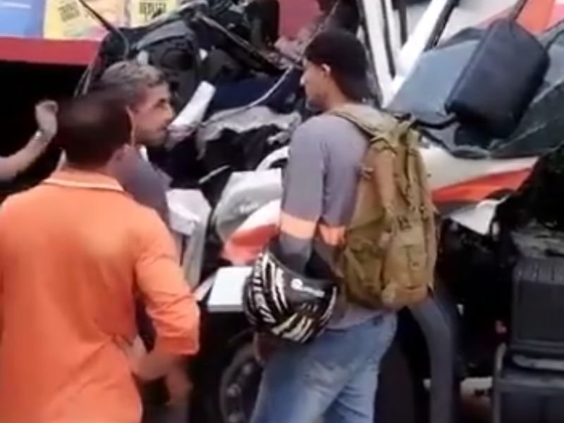 Motorista fica presa nas ferragens em grave acidente na Bola da Suframa