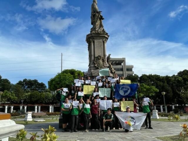 Movimentos sociais e estudantis fazem manifestação no Centro de Manaus contra o aumento da passagem de ônibus