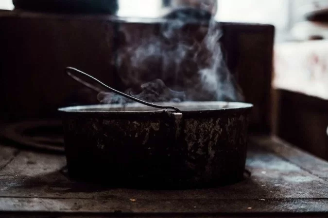 Mulher é presa após jogar água fervendo em marido que tentou agredi-la