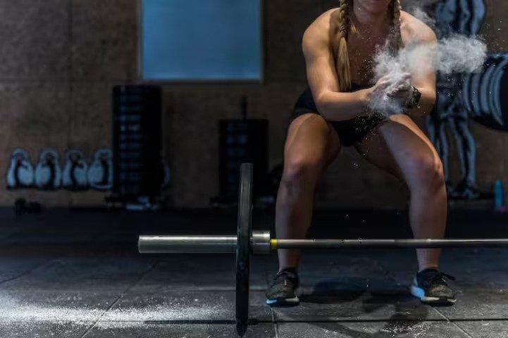 Mulher morre após passar mal durante série de exercícios em academia de Crossfit