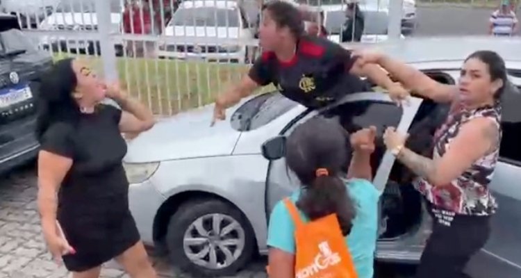 Mulheres saem no t4pa por machos presos em frente à Delegacia de Homicídios em Manaus; veja vídeo