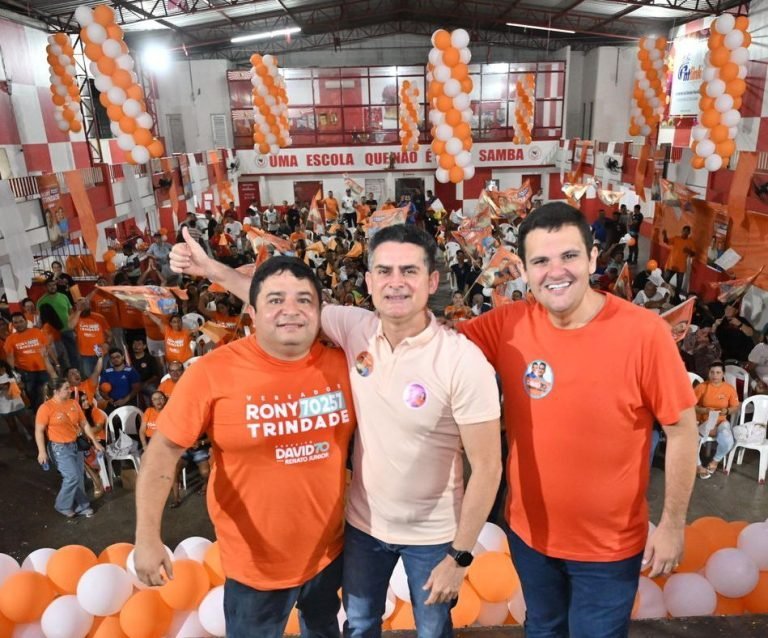 Rony Trindade caminha de mãos dadas com Davi e Renato Jr em Manaus