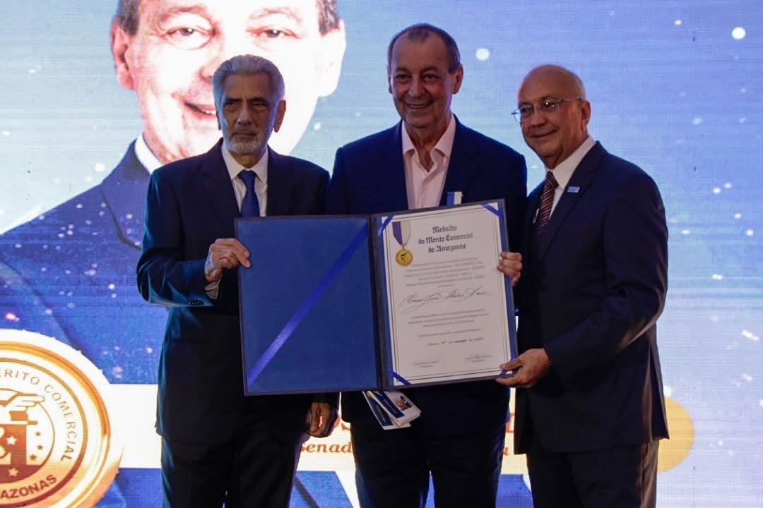 Senador Omar Aziz Recebe Medalha do Mérito Comercial e Fala sobre o Futuro do Estado