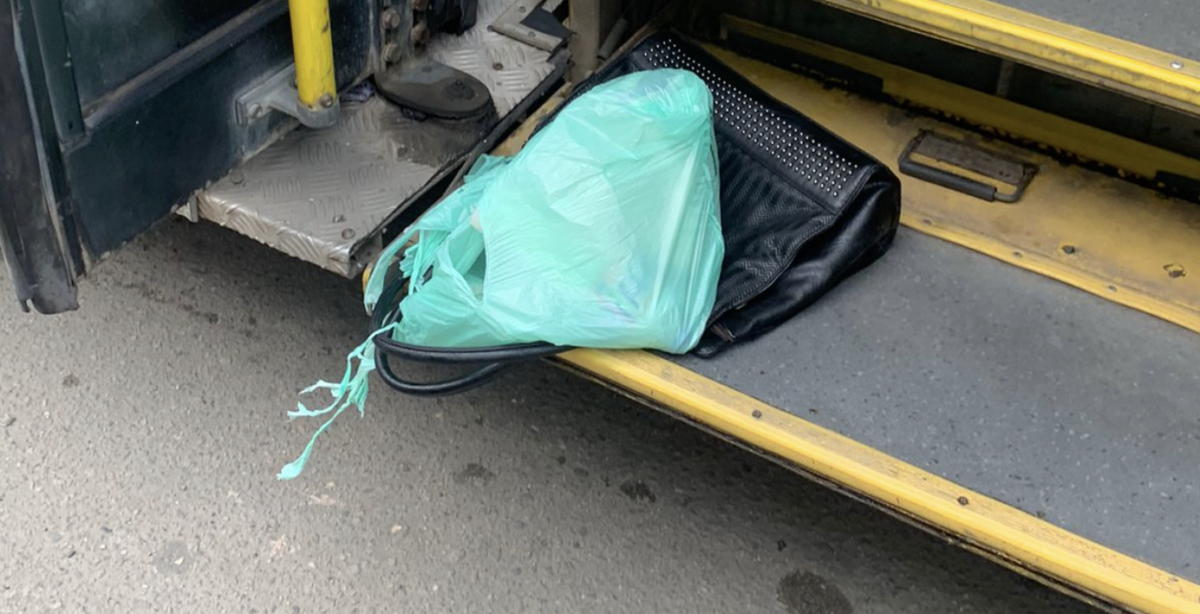 Tragédia: idosa m0rre atropel4da após bolsa ficar engatada em porta de ônibus, imagens fortes