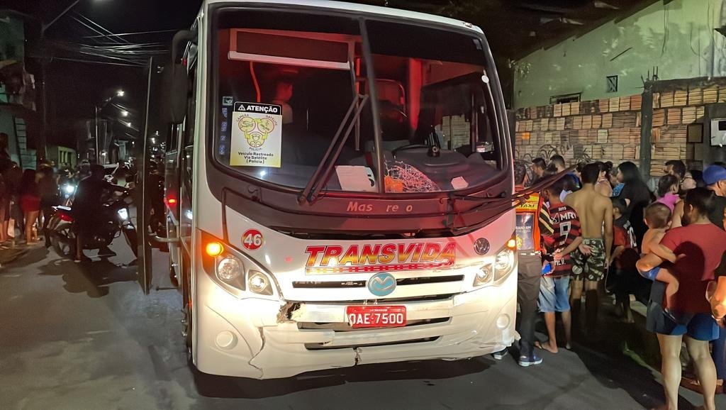 Urgente: mãe e filho são arremessados de moto em acidente com ônibus na Zona Norte de Manaus