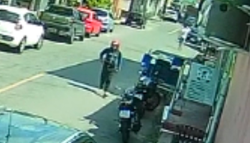 Veja o momento em que matad0r de aluguel invade barbearia para execut4r jovem no Coroado