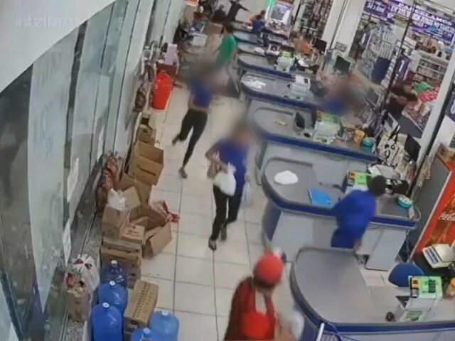 Vídeo: Assaltantes tocam terror em mercadinho, em Manaus