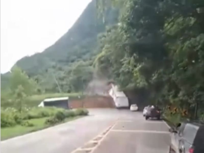 Vídeo: Caminhão com ácido em alta velocidade causa grave acidente em SC