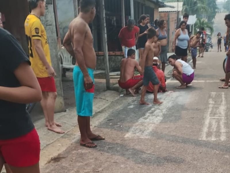 Vídeo: Homem baleado agoniza em rua no Amazonas