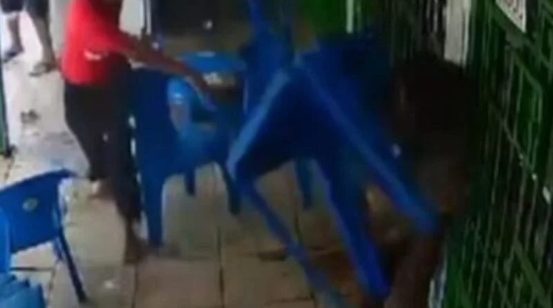 Vídeo; Homem é Preso Após Agredir Esposa Dentro de Bar