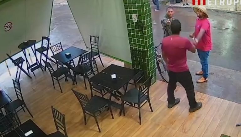 VÍDEO: Homem fica com faca cravada nas costas durante briga em lanchonete