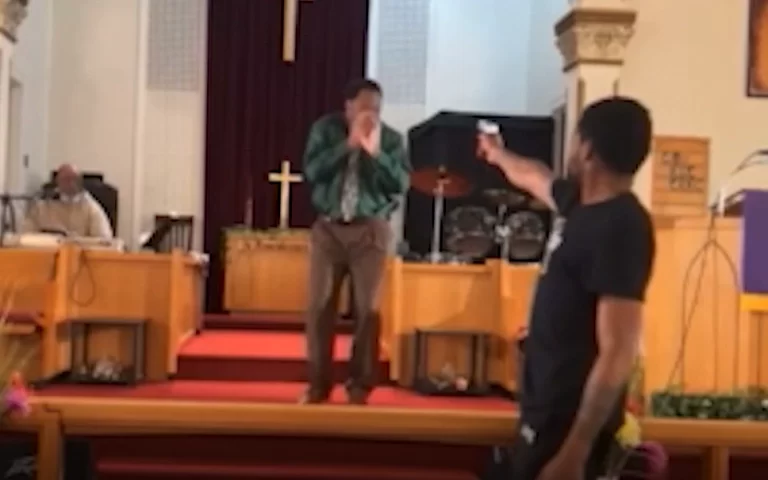 VÍDEO: Homem tenta atirar em pastor, mas arma falha